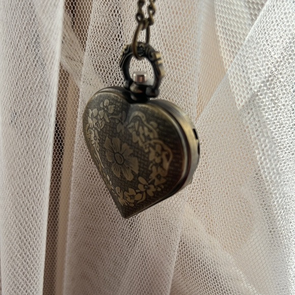 NEW❤️ Vintage Silvery Heart watch - Picture 11 of 13